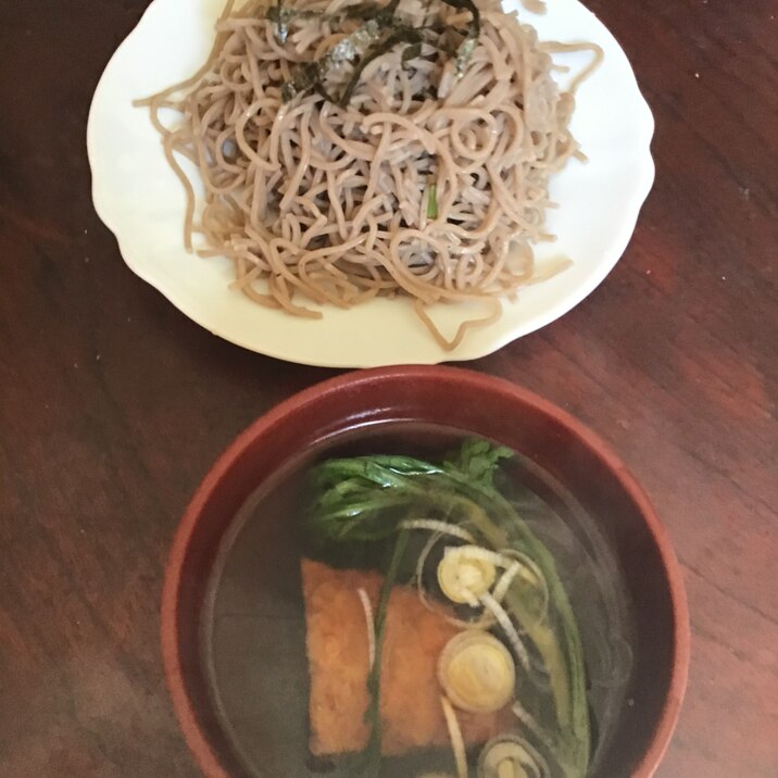 揚げと春菊の盛り蕎麦。